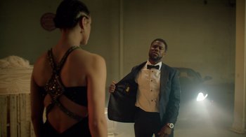 Movie still from “Die Hart” (2023), directed by Eric Appel – A man and a woman are looking at each other in the mirror; Medium shot, Over the shoulder angle