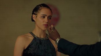 Movie still from “Die Hart” (2023), directed by Eric Appel – A woman getting her makeup done by a makeup artist; Close Up shot, Over the shoulder angle