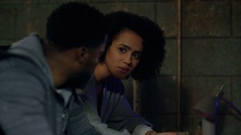 Movie still from “Die Hart” (2023), directed by Eric Appel – A man and a woman sitting next to each other; Close Up shot, Over the shoulder angle