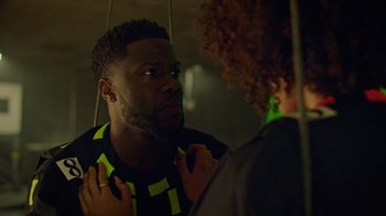 Movie still from “Die Hart” (2023), directed by Eric Appel – A man and a woman looking at each other in a mirror; Close Up shot, Over the shoulder angle