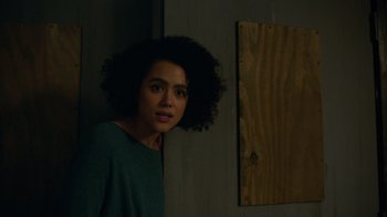 Movie still from “Die Hart” (2023), directed by Eric Appel – A woman standing next to a wooden wall; Close Up shot, Over the shoulder angle