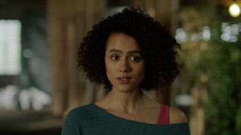 Movie still from “Die Hart” (2023), directed by Eric Appel – A person with a curly hair; Close Up shot, Over the shoulder angle