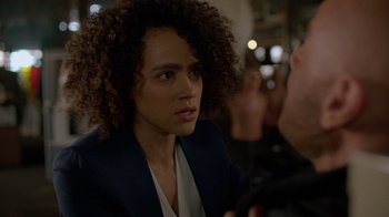 Movie still from “Die Hart” (2023), directed by Eric Appel – A person with curly hair; Close Up shot, Over the shoulder angle