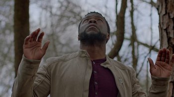 Movie still from “Die Hart” (2023), directed by Eric Appel – A man with a beard is looking up at the sky; Close Up shot, Low angle