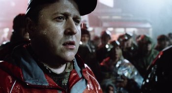 Movie still from “War of the Worlds” (2005), directed by Steven Spielberg – A person wearing a hat; Close Up shot, Over the shoulder angle