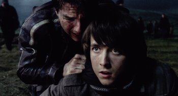 Movie still from “War of the Worlds” (2005), directed by Steven Spielberg – A man and a woman are looking at the camera; Close Up shot, Over the shoulder angle