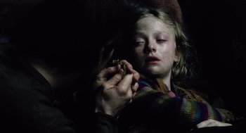 Movie still from “War of the Worlds” (2005), directed by Steven Spielberg – A person holding a child's hand while they are holding something in their hands; Close Up shot, Over the shoulder angle