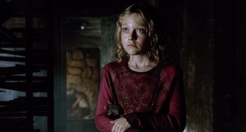 Movie still from “War of the Worlds” (2005), directed by Steven Spielberg – A girl in a red shirt is holding a gun in her hand; Close Up shot, Low angle