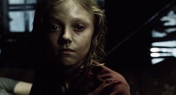 Movie still from “War of the Worlds” (2005), directed by Steven Spielberg – A young girl is looking into the camera; Close Up shot, High angle