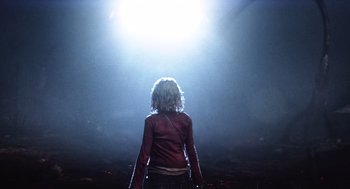 Movie still from “War of the Worlds” (2005), directed by Steven Spielberg – A woman standing in front of a stage with lights; Wide shot, Low angle