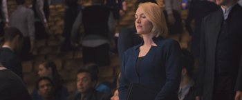 Movie still from “Divergent” (2014), directed by Neil Burger – A woman in a blue jacket is holding a black folder; Medium shot, Over the shoulder angle