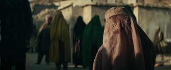 Movie still from “12 Strong” (2018), directed by Nicolai Fuglsig – A group of people standing next to each other on a street; Close Up shot, Low angle