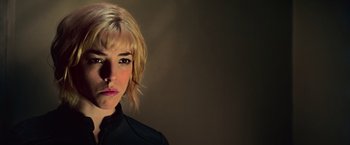 Movie still from “Dredd” (2012), directed by Pete Travis – A person with short blonde hair; Close Up shot, Low angle