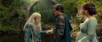 Movie still from “Dungeons & Dragons: Honor Among Thieves” (2023), directed by John Francis Daley – A man and a woman dressed in medieval garb; Medium shot, Over the shoulder angle