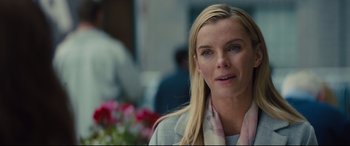 Movie still from “A Dog's Journey” (2019), directed by Gail Mancuso – A woman with blonde hair is looking at the camera; Close Up shot, Over the shoulder angle