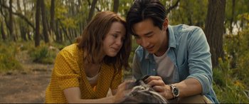 Movie still from “A Dog's Journey” (2019), directed by Gail Mancuso – A man and a woman looking at a cell phone; Close Up shot, Over the shoulder angle