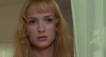 Movie still from “Edward Scissorhands” (1990), directed by Tim Burton – A woman's face in front of a window; Close Up shot, Low angle