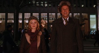 Movie still from “Elf” (2003), directed by Jon Favreau – A man and a woman standing next to each other; Medium shot, Over the shoulder angle