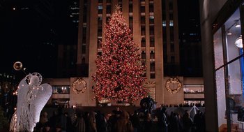 Movie still from “Elf” (2003), directed by Jon Favreau – A large christmas tree in the middle of a crowd of onlookers; Extreme Wide shot, High angle