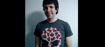 Movie still from “Enemies of the State” (2020), directed by Sonia Kennebeck – A man wearing a t - shirt with a skull on the front; Close Up shot, Overhead angle
