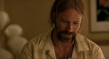 Movie still from “Erin Brockovich” (2000), directed by Steven Soderbergh – A person with long hair and a beard; Close Up shot, Over the shoulder angle