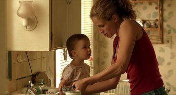 Movie still from “Erin Brockovich” (2000), directed by Steven Soderbergh – A woman and a child in a kitchen; Medium shot, Over the shoulder angle