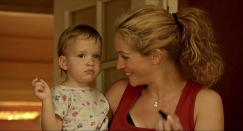 Movie still from “Erin Brockovich” (2000), directed by Steven Soderbergh – A woman and a child looking at each other; Close Up shot, Over the shoulder angle
