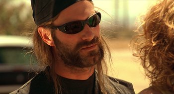 Movie still from “Erin Brockovich” (2000), directed by Steven Soderbergh – A person with long hair wearing sunglasses; Close Up shot, Over the shoulder angle