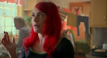 Movie still from “Eternal Sunshine of the Spotless Mind” (2004), directed by Michel Gondry – A woman with bright red hair is standing in a room; Close Up shot, Over the shoulder angle