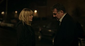 Movie still from “Eternal Sunshine of the Spotless Mind” (2004), directed by Michel Gondry – A man and a woman standing next to each other on a street; Medium shot, Over the shoulder angle