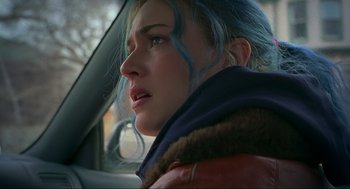 Movie still from “Eternal Sunshine of the Spotless Mind” (2004), directed by Michel Gondry – A person in a car with blue hair; Close Up shot, Over the shoulder angle