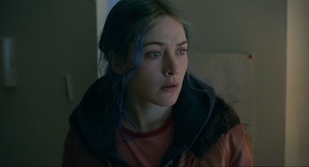 Movie still from “Eternal Sunshine of the Spotless Mind” (2004), directed by Michel Gondry – A woman with blue hair is looking into the distance; Close Up shot, Over the shoulder angle