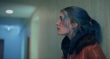 Movie still from “Eternal Sunshine of the Spotless Mind” (2004), directed by Michel Gondry – A woman with blue hair looking to the side; Close Up shot, Over the shoulder angle