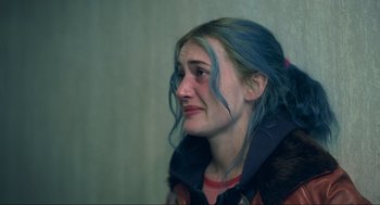 Movie still from “Eternal Sunshine of the Spotless Mind” (2004), directed by Michel Gondry – A woman with blue hair is sitting down; Close Up shot, Over the shoulder angle
