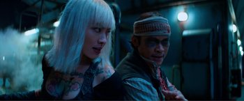 Movie still from “Expend4bles” (2023), directed by Scott Waugh – A man and a woman are standing next to each other; Close Up shot, Over the shoulder angle