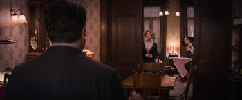 Movie still from “Fantastic Beasts and Where to Find Them” (2016), directed by David Yates – A man and a woman are standing in front of a mirror; Medium shot, Over the shoulder angle