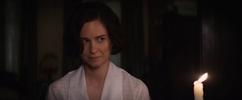 Movie still from “Fantastic Beasts and Where to Find Them” (2016), directed by David Yates – A person wearing a white shirt; Close Up shot, Over the shoulder angle