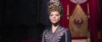 Movie still from “Fantastic Beasts and Where to Find Them” (2016), directed by David Yates – A woman in a dress with a crown on top of her head; Close Up shot, Low angle