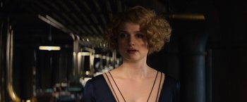 Movie still from “Fantastic Beasts and Where to Find Them” (2016), directed by David Yates – A woman in a black dress is posing for a picture; Close Up shot, Over the shoulder angle
