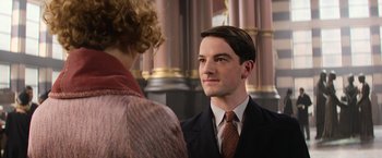 Movie still from “Fantastic Beasts and Where to Find Them” (2016), directed by David Yates – A man and a woman are looking at one another; Close Up shot, Over the shoulder angle