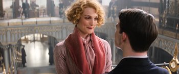 Movie still from “Fantastic Beasts and Where to Find Them” (2016), directed by David Yates – A woman in a pink scarf talking to a man in a pink jacket; Close Up shot, Over the shoulder angle