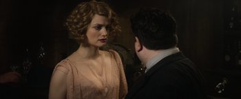 Movie still from “Fantastic Beasts and Where to Find Them” (2016), directed by David Yates – A man and a woman are standing next to each other; Close Up shot, Over the shoulder angle