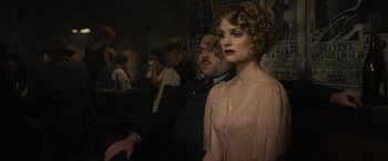 Movie still from “Fantastic Beasts and Where to Find Them” (2016), directed by David Yates – A man and a woman are standing in front of a bar; Close Up shot, Over the shoulder angle