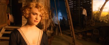 Movie still from “Fantastic Beasts and Where to Find Them” (2016), directed by David Yates – A woman with blonde curly hair posing for a picture; Close Up shot, Over the shoulder angle