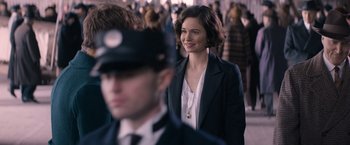 Movie still from “Fantastic Beasts and Where to Find Them” (2016), directed by David Yates – A woman in a suit standing next to a man in a uniform; Close Up shot, Over the shoulder angle