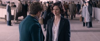 Movie still from “Fantastic Beasts and Where to Find Them” (2016), directed by David Yates – A woman and a man standing next to each other in a crowd; Close Up shot, Over the shoulder angle