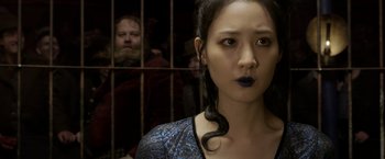 Movie still from “Fantastic Beasts: The Crimes of Grindelwald” (2018), directed by David Yates – A person in front of a cage; Close Up shot, Over the shoulder angle