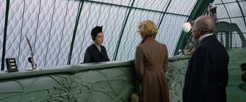 Movie still from “Fantastic Beasts: The Crimes of Grindelwald” (2018), directed by David Yates – A woman is standing in front of a woman in front of a mirror; Medium shot, Over the shoulder angle