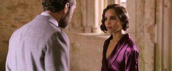 Movie still from “Fantastic Beasts: The Crimes of Grindelwald” (2018), directed by David Yates – A man and a woman standing next to each other in front of columns; Close Up shot, Over the shoulder angle