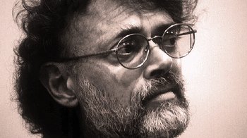 Movie still from “Fantastic Fungi” (2019), directed by Louie Schwartzberg – An older man with a beard wearing glasses; Close Up shot, Low angle